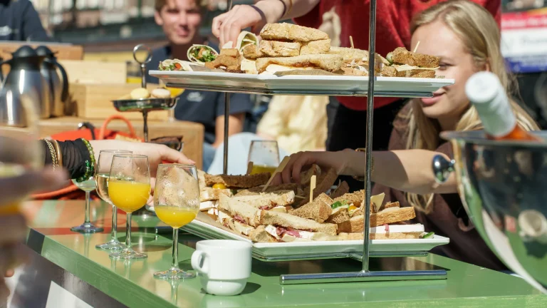 High tea-boot
