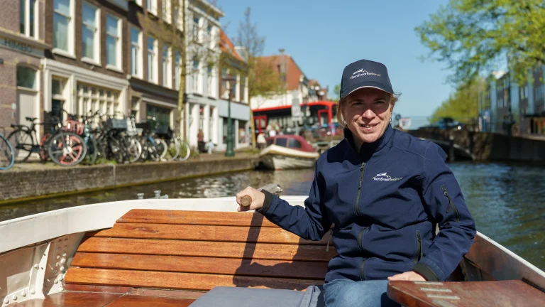 Sloep met schipper